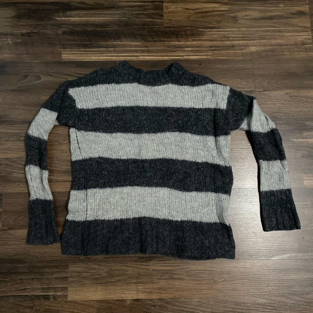 American Eagle sweater size M